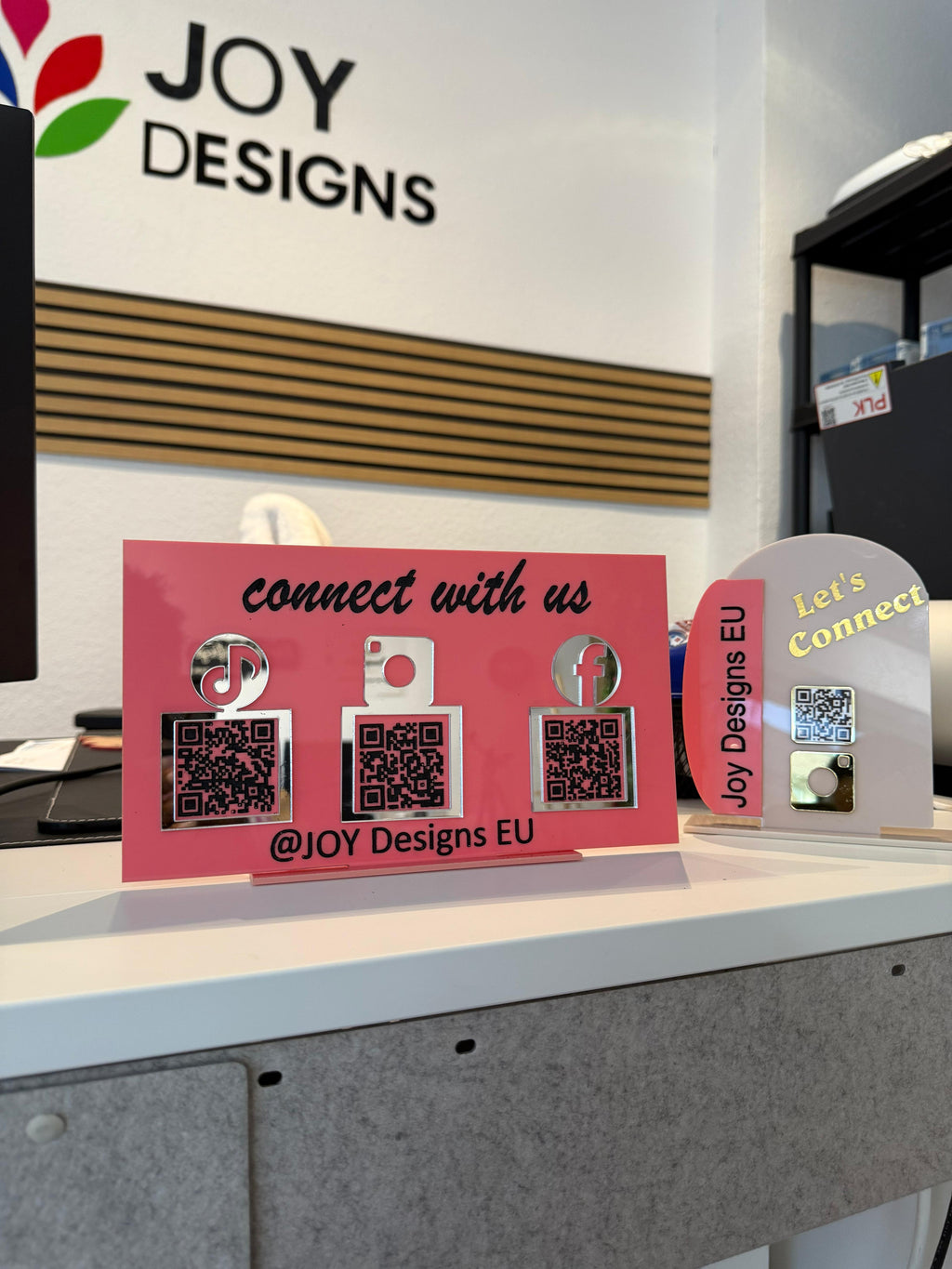 individuelles qr code schild acryl für salons
