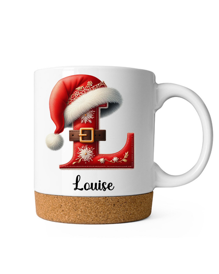 Personalisierte Weihnachts-Tasse mit rotem Buchstaben und Namen, festlich dekoriert mit Weihnachtslichtern und Tannenzweigen.