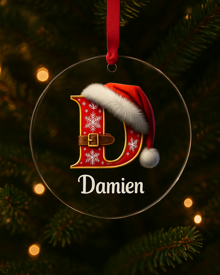 Personalisierte Acryl-Weihnachtskugel mit rotem Buchstaben F, Santa-Mütze und Name , hängend am Weihnachtsbaum